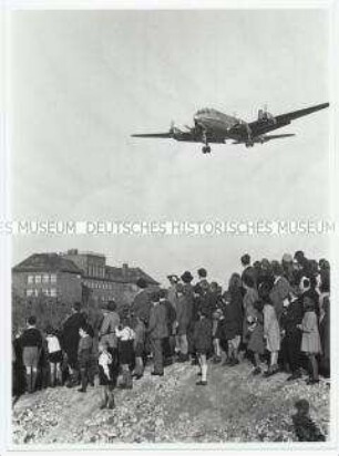 Ein amerikanisches Flugzeug im Anflug auf Tempelhof während der Blockade Berlins