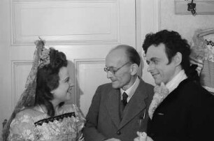 Szenenbilder aus der Oper "Der Barbier von Sevillia" an der Deutschen Oper in Berlin : Dirigent Arthur Martin Rother (Mitte) im Gespräch mit zwei seiner Opernsänger