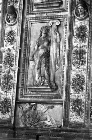 Triumphtor — Relief