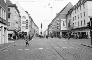 Freiburg: Freiburger Innenstadt autofrei, Fußgänger um den Bertoldsbrunnen