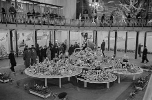 Messebesucher in der rumänischen Ausstellungshalle, Präsentation von Lebensmitteln