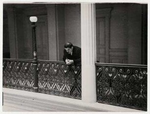 Lausanner Abrüstungskonferenz. Der französische Ministerpräsident Édouard Herriot vor dem Zimmer des englischen Premierministers Ramsay Macdonald im Hotel Beau Rivage. Édouard Herriot