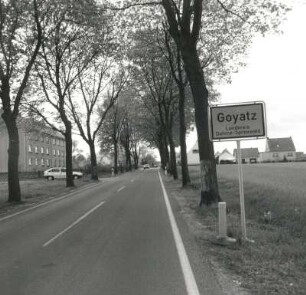 Goyatz-Guhlen. Dorfstraße mit Ortseingangsschild