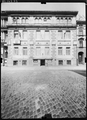 Altenburg, Beim Goldenen Pflug 2. Gasthof "Goldener Pflug" (Erwähnung 1772). Straßenfront (Teilansicht)