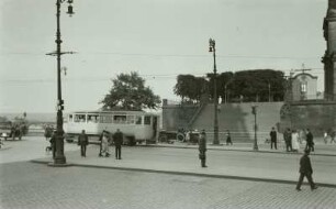 Schloßplatz mit Kraftomnibus und Personenkraftwagen : Dresden, Schloßplatz, Blick über den Platz mit Omnibus zur Brühlschen Terrasse