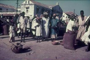 Reisefotos Karibik. Gruppe von Einheimischen auf einem Markt