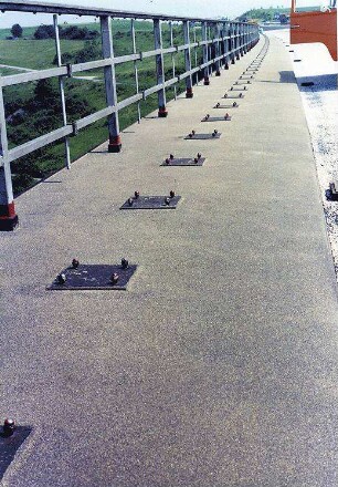 Jagsttalbrücke Widdern in km 512,700 Sanierung des Gehwegs. Verankerungsplatten für Stahlleitplanken.