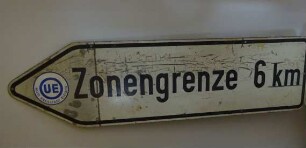 Hinweisschild "Zonengrenze" 6km (Richtungspfeil)