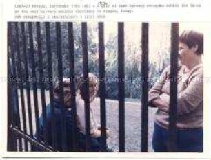 Exodus of East Germany Prag 1989 - Pärchen DDR-Flüchtlinge im Garten der BRD-Botschaft in Prag