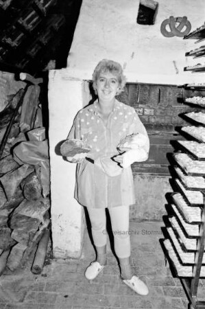 Backhaus: Marion Woelki holt frisch gebackenes Brot ab