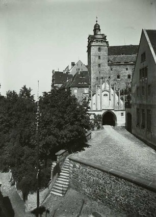 Schloss Colditz, Blick auf Zufahrt, Torhaus und Turm von Süden