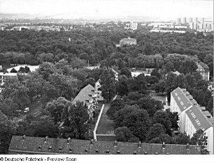 Dresden. Panorama-Aufnahme 15 vom Baukran am Fetscherplatz. Blick über den Großen Garten mit Palais nach Südwesten, rechts Hochhäuser Südvorstadt und Räcknitzhöhe