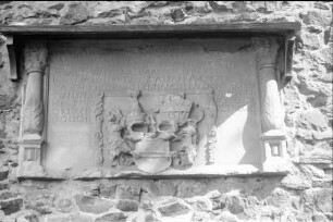 Geroldseck: Burgruine; Eingangstor mit Epitaph