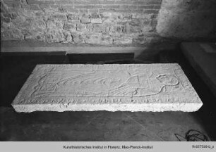 Grabplatte eines Geistlichen mit Wappen