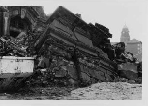 Ruine der Frauenkirche. Eingestürzter Westgiebel vor dem Eingang D