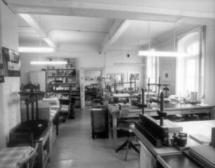 Sächsische Landesbibliothek - Staats- und Universitätsbibliothek Dresden. Zentralbibliothek (ehem. Landesbibliothek). 2. Obergeschoss. Abteilung Bestandserhaltung, Buchbinderei, Gesamtansicht mit separatem Meisterbüro : Dresden-Neustadt, Marienallee 12. Sächsische Landesbibliothek - Staats- und Universitätsbibliothek Dresden. Zentralbibliothek (ehem. Landesbibliothek). 2. Obergeschoss. Abteilung Bestandserhaltung, Buchbinderei, Gesamtansicht mit separatem Meisterbüro