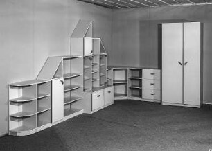 Anbauwand : Leipzig. Leipziger Herbstmesse (Vormesse), 1986. Anbauwand. Holz, grau beschichtet (1986; VEB Möbelkombinat Dresden-Hellerau)