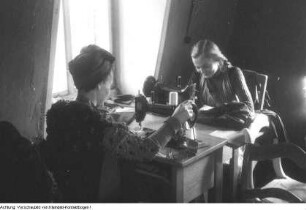 In einer Nähstube der Volkssolidarität, 1946/47