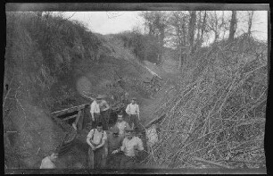 Maurepas (bei Péronne, Dep. Somme, Frankreich): Blick von oben auf hemdsärmelige Soldaten mit Arbeitsgerät ("Unterstandsarbeiten im Hohlweg bei Maurepas")