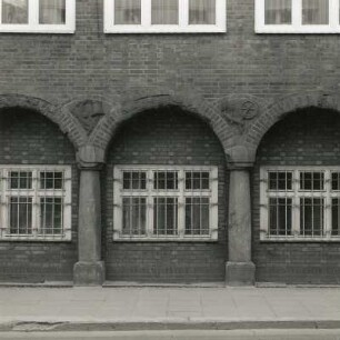 Cottbus, Neumarkt 5. Neues Rathaus (1934/1935, 1967 Aufstockung). Arkadenteil (Berliner Straße)