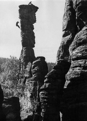 Sächsische Schweiz. Zwei Kletterer beim Abseilen an der Kleinen Herkulessäule