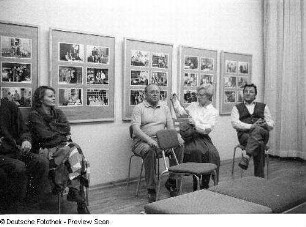Ausstellungsgespräch zu einer Ausstellung mit Fotografien Christian Borcherts, aufgenommen in Neubrandenburg