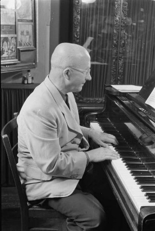 Rudolf Mauersberger (1889-1971; Kreuzkantor) am Flügel