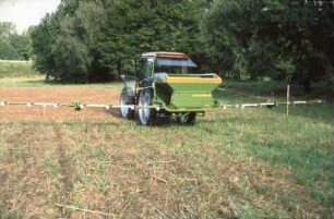 Fotografie: Gartenbautechnik-Freiland, Düngung, Schleuderstreuer