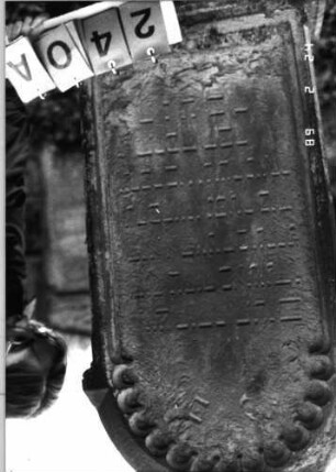 Grabstein 240 (Index: 99752149) Material: Sandstein Zustand: stark verwittert mit Textverlust Maße HxBxT: 149x50x17 cm Beschreibung: profiliert. Sockel, ausgezog. Rundbogenabschluß, Schriftfeld eingetieft Symbolik: Rundbogenfries: Grabstein 240A