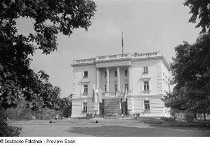 Außenansicht des Weißen Hauses im Park von Markkleeberg