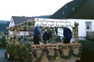 Festwagen bei Erntefest-Umzug
