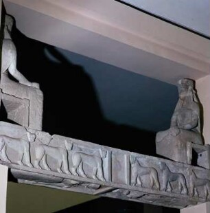 Türsturz von einem Tempel in Rhizénia (Prinias) (Fragment)