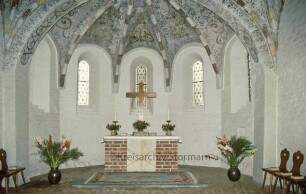 Kirche: Chor mit spätgotischer Deckenmalerei und Altar