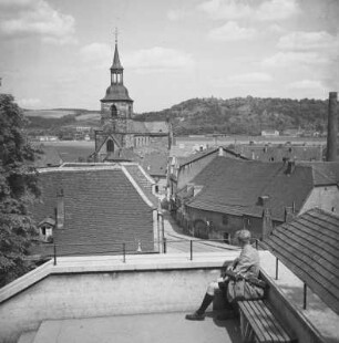 Saarbrücken-Sankt Arnual, Ortsteilansicht mit Stiftskirche Sankt Arnual : Saarbrücken-Sankt Arnual. Blick auf die Evangelische Stiftskirche Sankt Arnual. Rechts davon am Horizont, Schloß Halberg