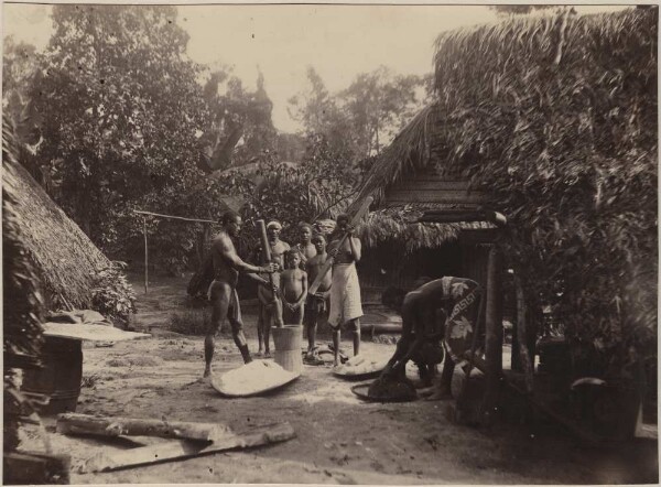 Menschen beim Cassave stampfen in Surinam (Maroons ?)