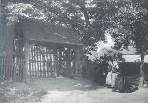Torhaus in Bluno : Bauwesen - Kirchen. Ort: Bluń / Bluno. Tor vor der Kirche.