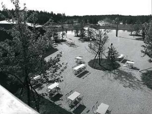 Hansjakob, Gottfried; München - Oberschleißheim, Oberwiesenfeld; Olympiagelände Oberwiesenfeld und Wettbewerb Olympia-Schießanlage Oberschleißheim - Olympia-Schießanlage, Eingangsbereich mit Außenterrasse des Hotel Olympia (Blick Richtung Zufahrt / Parkplatz)
