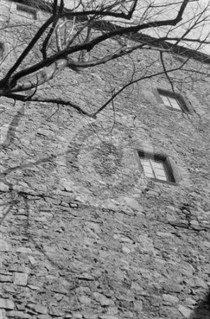 Mauerwerk mit Fenstern am Wohnturm Böberröhrsdorf