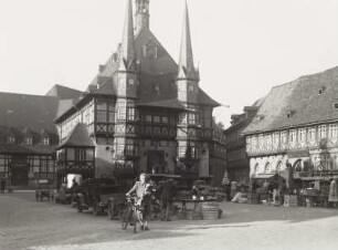 Hotel "Gothisches Haus" : Rathaus, Marktbrunnen und Hotel "Gothisches Haus", davor Verkaufsstände