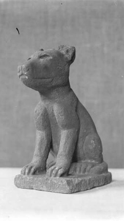 Steinfigur eines jungen Hundes