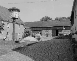 Laußnitz-Höckendorf, Hofeweg 6. Gehöft (Dreiseithof?). Hofansicht mit Taubenhaus
