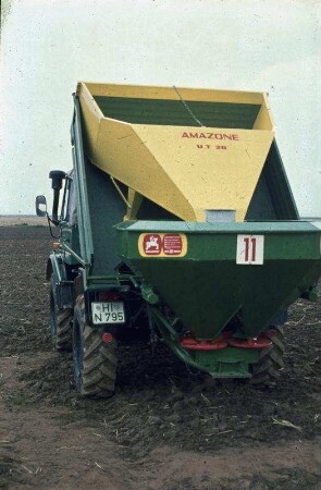 Fotografie: Düngung, Zweischeibenstreuer, Systemtraktor