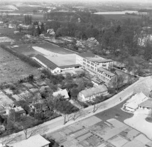 Grundschule Am Schloss (Schulstraße 4): Luftbild: im Hintergrund rechts Schloss, im Hintergrund Straße Bagatelle