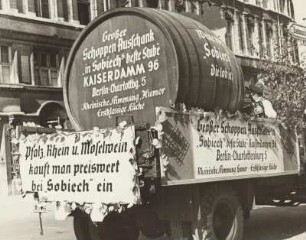 Berliner Weinwerbewochen. Ein Wagen aus dem Werbeumzug : Berlin. Weinwerbewochen. Ein mit Weinfass geschmückter Umzugswagen