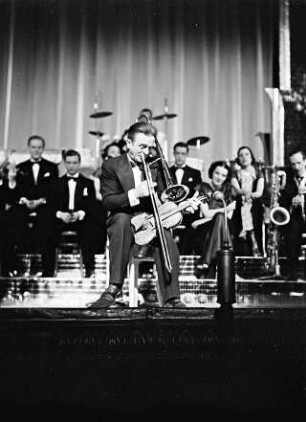 Scala: Jack Hylton mit seinen Boys; Wilbur Hall spielt Trompete und Violine