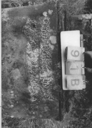 Grabstein 91 (Index: 99800133) Material: Sandstein, Schriftplatte Marmor Zustand: verwittert Maße HxBxT: 180x63x22 cm Beschreibung: Stele, Mittelerhöhung, Verdachung m. Zinnenaufsatz, eingelassene Schriftplatte mit Kleeblattbogenabschluß Symbolik: floral: Grabstein 91B