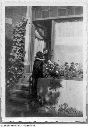 Dresden-Striesen, Borsbergstraße 11. Die Bildhauerin Etha Richter im Vorgarten ihres Ateliers (ehem. Laden des Wohn- und Geschäftshauses)