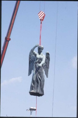 Abbau der Quadriga vom Brandenburger Tor, Umsetzen der Victoria per Kran