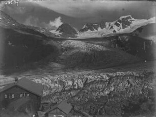 Morteratschgletscher und Persgletscher : Morteratschgletscher und Persgletscher. Im Vordergrund die Rückseite der Bovalhütte