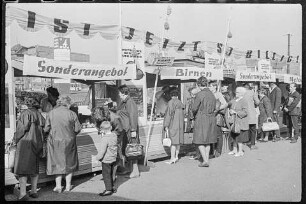 Obstverkaufsstände am Alexanderplatz, , 1966. SW-Foto © Kurt Schwarz.